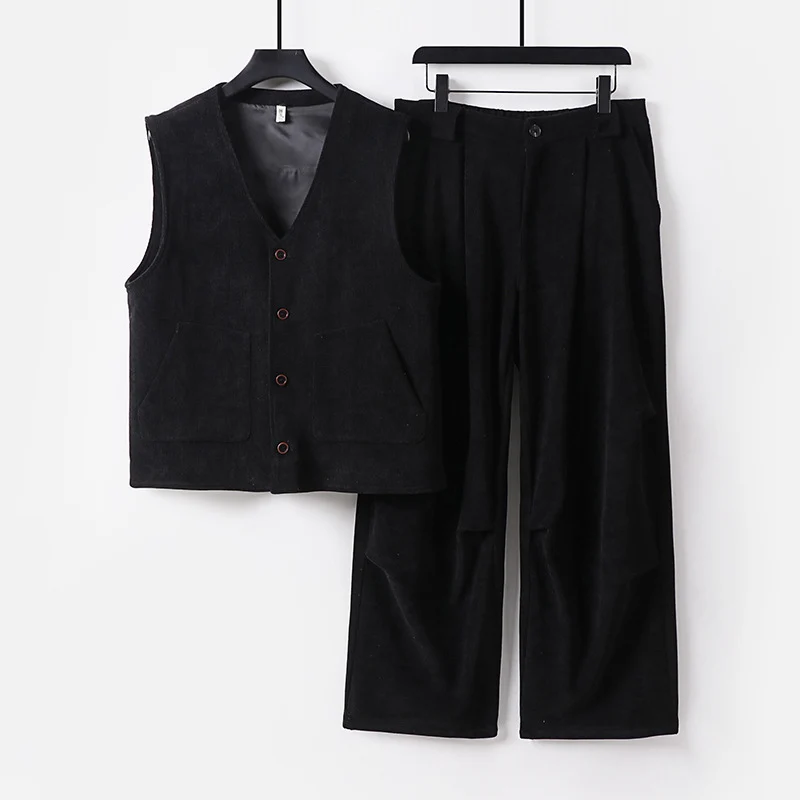 Herren Cord-Loungewear-Set mit V-Ausschnitt Weste und weiten Bundfaltenhose Nord Taschen