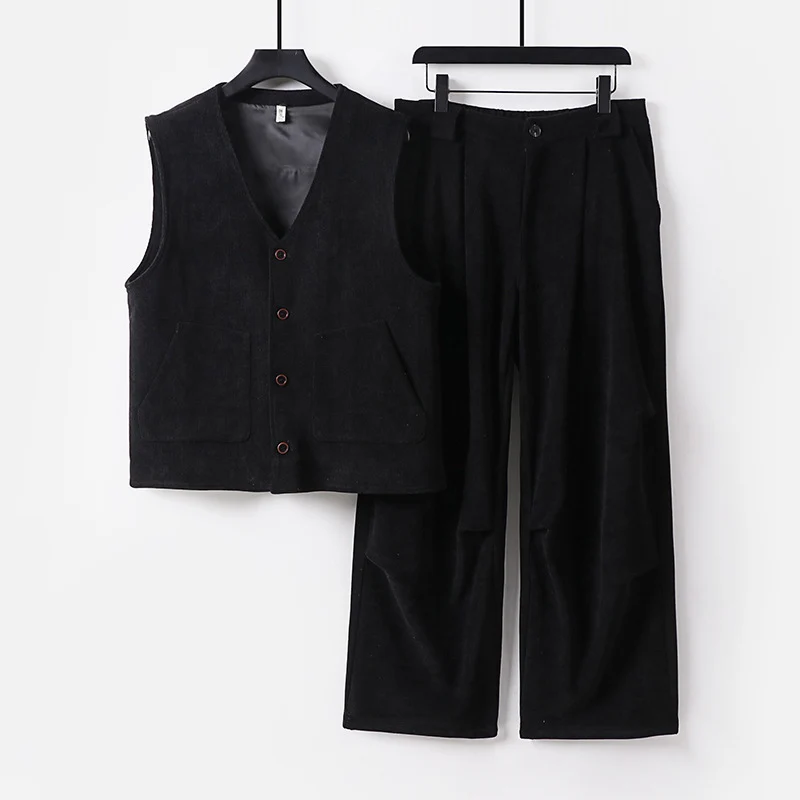 Herren Cord-Loungewear-Set mit V-Ausschnitt Weste und weiten Bundfaltenhose Nord Taschen