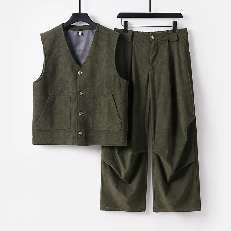 Herren Cord-Loungewear-Set mit V-Ausschnitt Weste und weiten Bundfaltenhose Nord Taschen