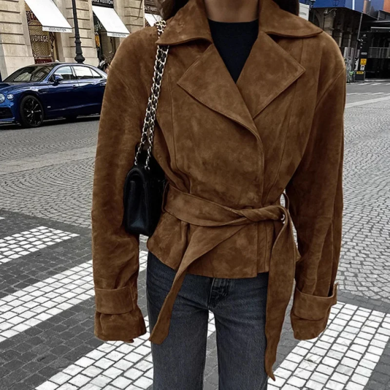 Damen Taillierte Wildleder‑Optik Kurzjacke mit Wickelgürtel und langen Manschetten Nord Taschen