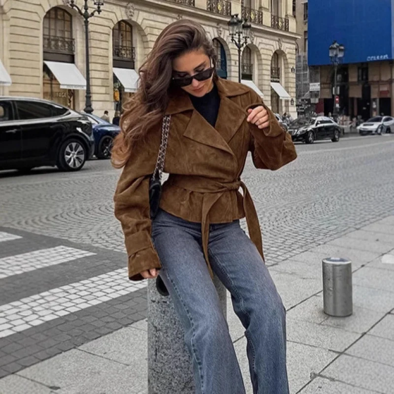 Damen Taillierte Wildleder‑Optik Kurzjacke mit Wickelgürtel und langen Manschetten Nord Taschen