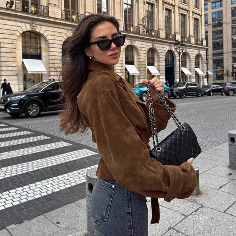 Damen Taillierte Wildleder‑Optik Kurzjacke mit Wickelgürtel und langen Manschetten Nord Taschen
