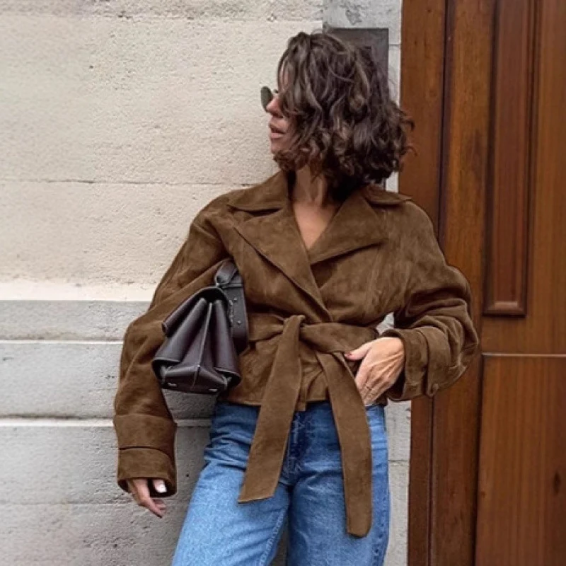 Damen Taillierte Wildleder‑Optik Kurzjacke mit Wickelgürtel und langen Manschetten Nord Taschen