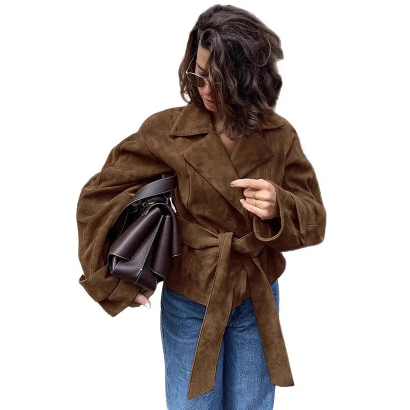 Damen Taillierte Wildleder‑Optik Kurzjacke mit Wickelgürtel und langen Manschetten Nord Taschen