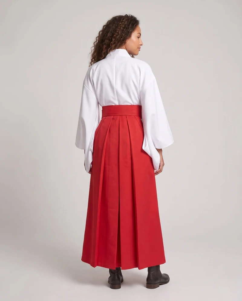 Damen historische Kimono-Robe mit goldenen Verzierungen und Accessoires Nord Taschen