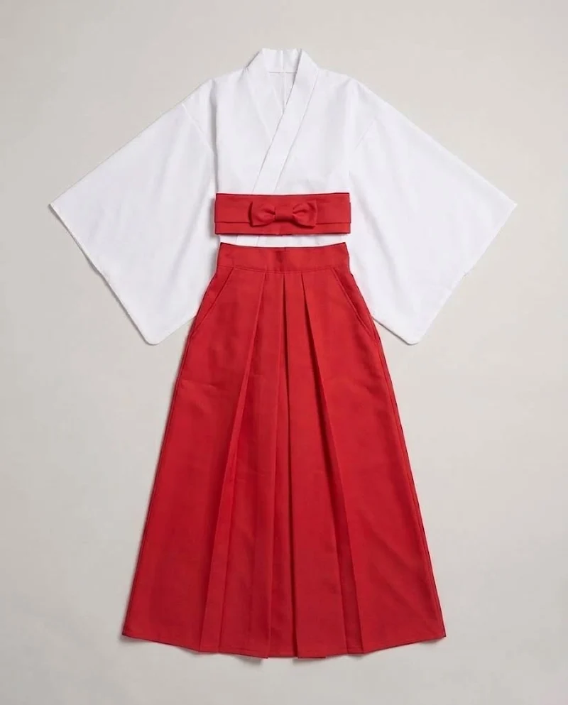 Damen historische Kimono-Robe mit goldenen Verzierungen und Accessoires Nord Taschen