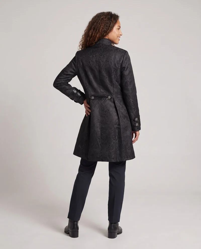 Damen historischer Brokatmantel mit eleganten Details und dekorativen Knöpfen Nord Taschen
