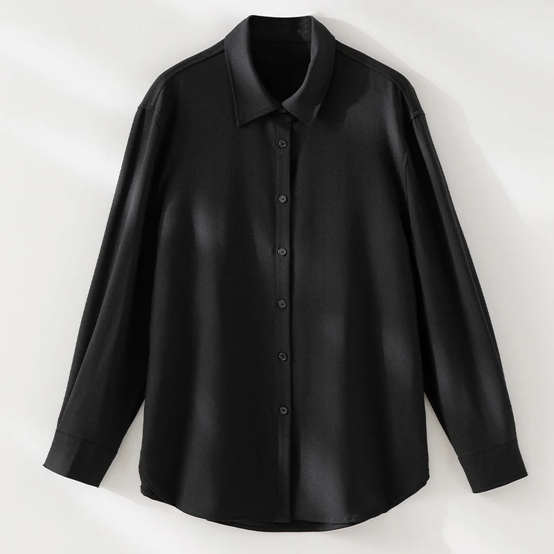 Damen Oversize-Satinbluse im Hemdcut mit klassischem Kragen und abgerundetem Saum Nord Taschen