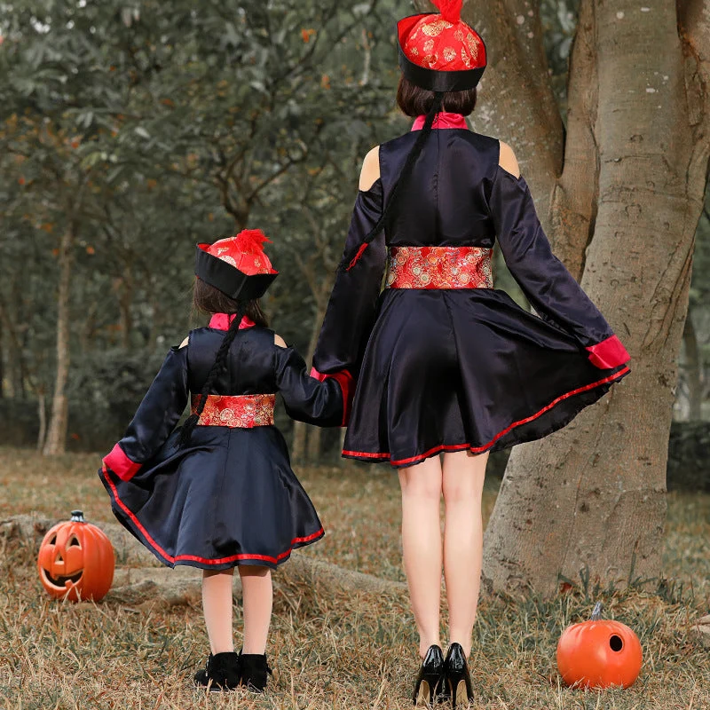 Mädchen traditionelles Kostüm mit floralem Muster Nord Taschen