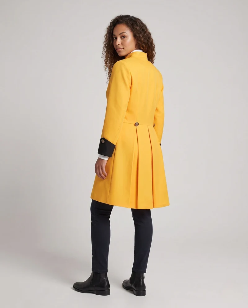 Damen historisches Kostümset mit elegantem Frack, kurzen Shorts und Kravatten Nord Taschen