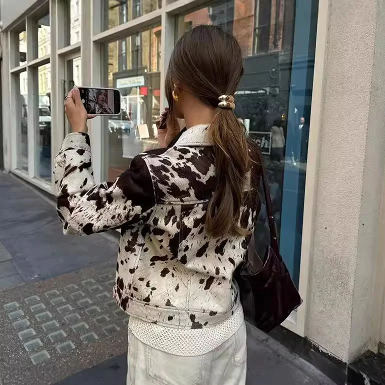Damen Gekürzte Hemdjacke mit Kuhfleckenmuster und aufgesetzten Brusttaschen Nord Taschen