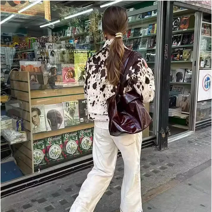 Damen Gekürzte Hemdjacke mit Kuhfleckenmuster und aufgesetzten Brusttaschen Nord Taschen