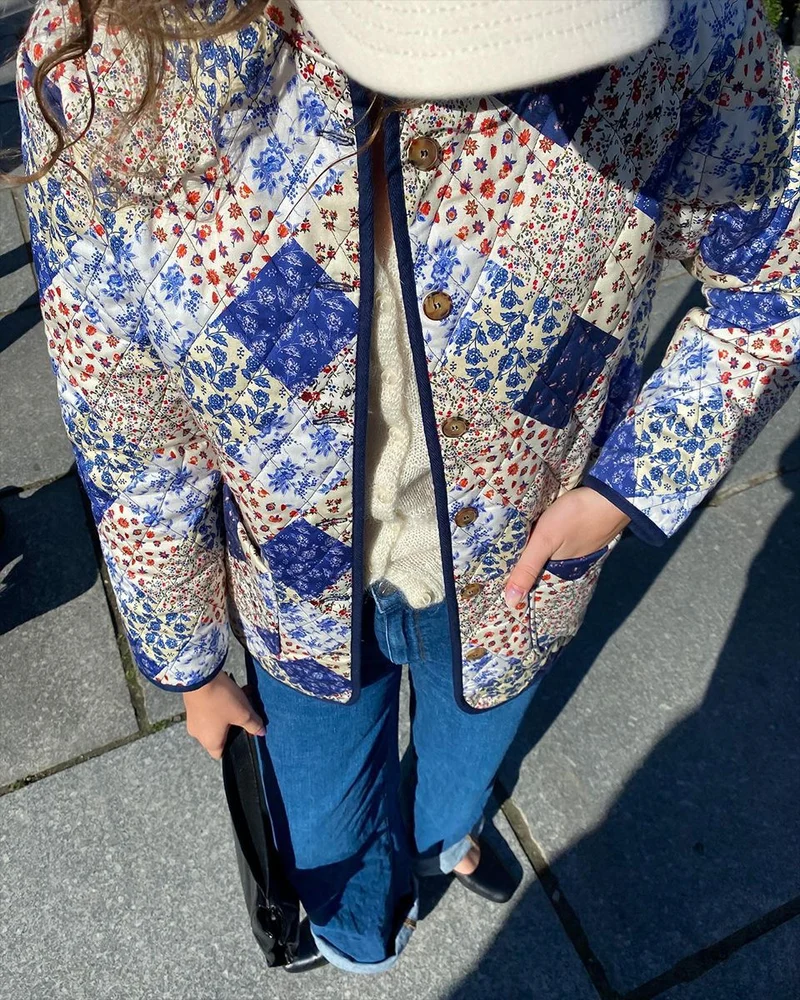 Damen Gefütterter Patchwork‑Steppmantel mit floralen Einsätzen und aufgesetzten Taschen Nord Taschen