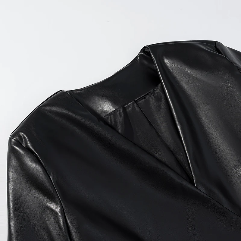 Damen Figurnaher Blazerjacke in Lederoptik mit Single‑Button und konturierenden Abnähern Nord Taschen