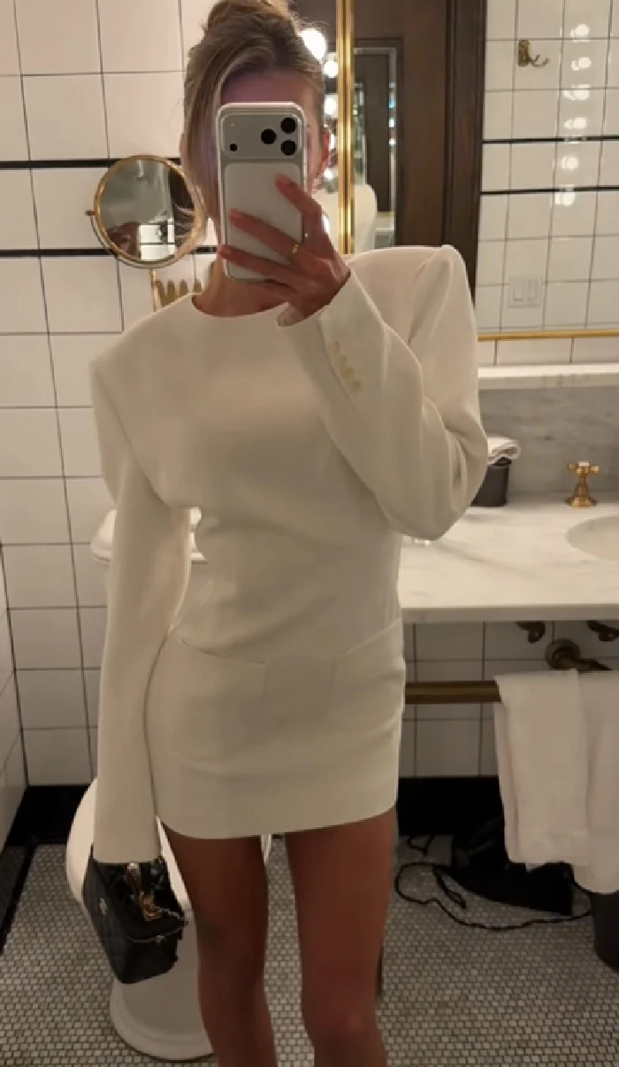 Damen Figurbetontes Mini-Kleid mit betonten Schultern und aufgesetzten Taschen Nord Taschen
