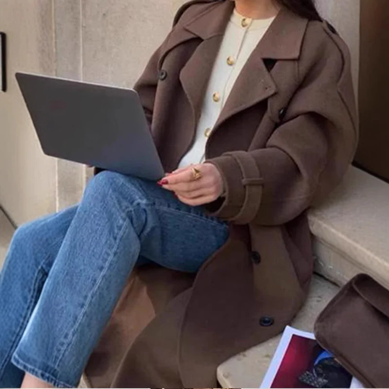 Damen Extravagant geschnittener Oversize-Wollmantel mit Schulterklappen und weitem Schalkragen Nord Taschen