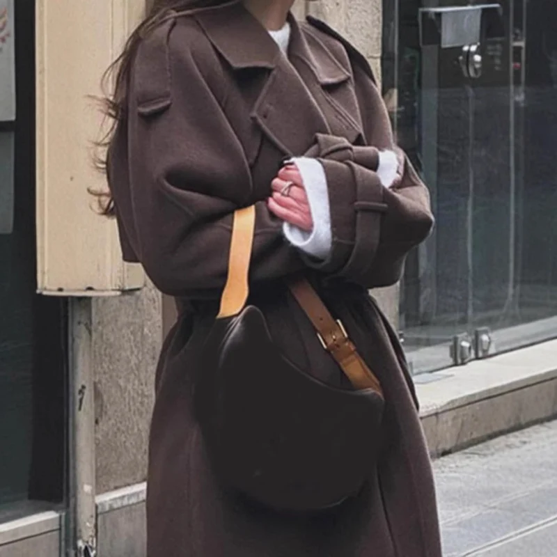 Damen Extravagant geschnittener Oversize-Wollmantel mit Schulterklappen und weitem Schalkragen Nord Taschen