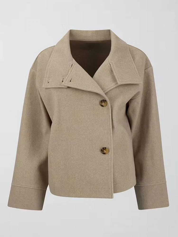Damen Kurze Jacke mit hohem Kragen und Knopfverschluss Avellé