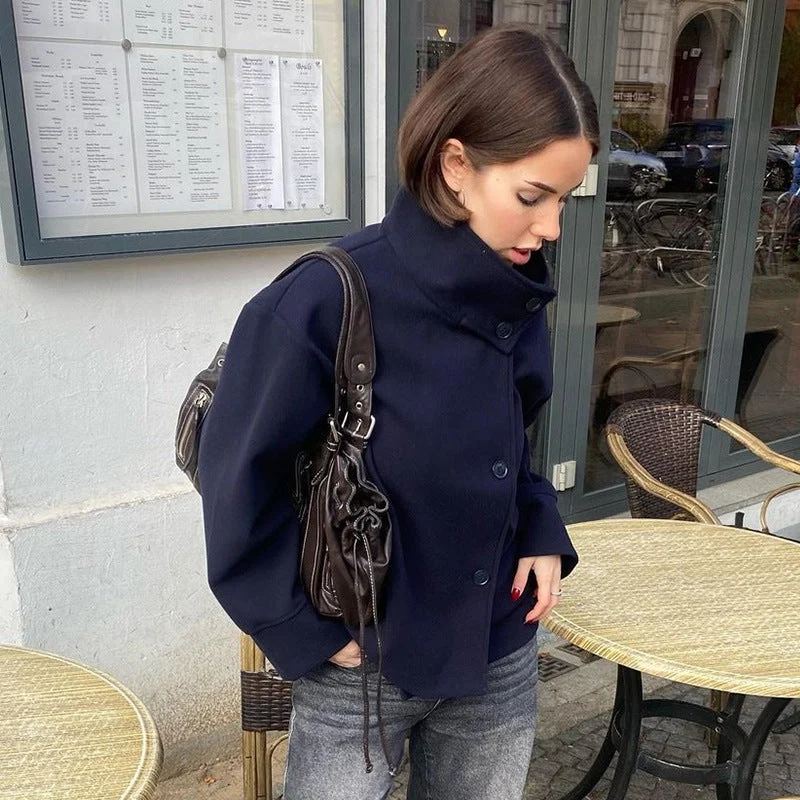 Damen Kurze Jacke mit hohem Kragen und Knopfverschluss Avellé