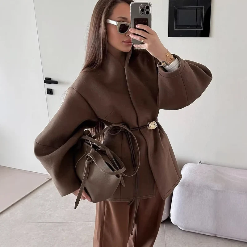 Damen Kurzjacke mit Wickelverschluss, taillierendem Ledergürtel und Muschelschließe Nord Taschen