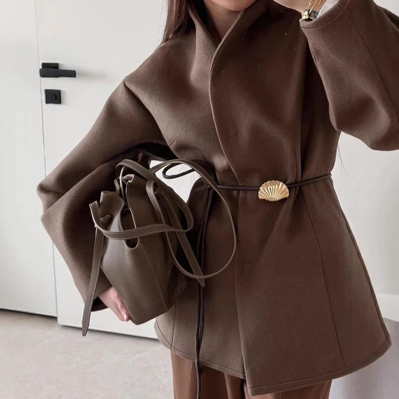 Damen Kurzjacke mit Wickelverschluss, taillierendem Ledergürtel und Muschelschließe Nord Taschen