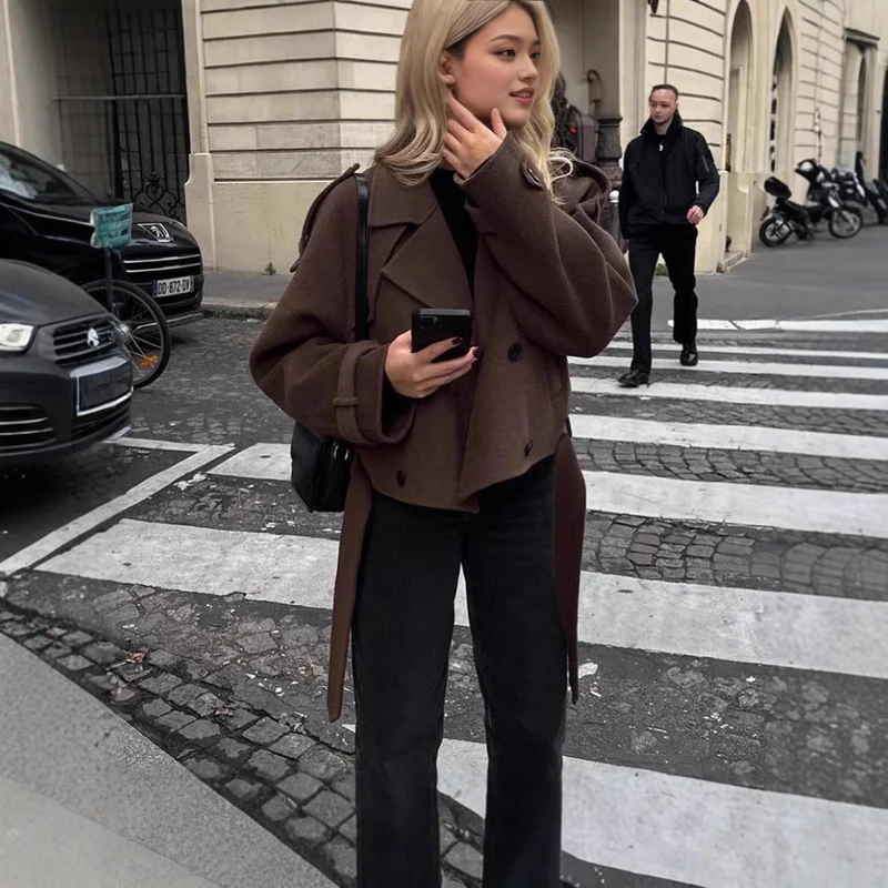 Damen Kurzer Wollmantel mit oversized Kragen, doppelreihiger Knopfleiste und Bindegürtel Nord Taschen