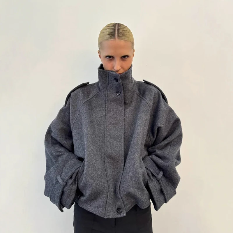Damen Kurze Oversize Wolljacke mit Stehkragen und Schulterklappen Nord Taschen