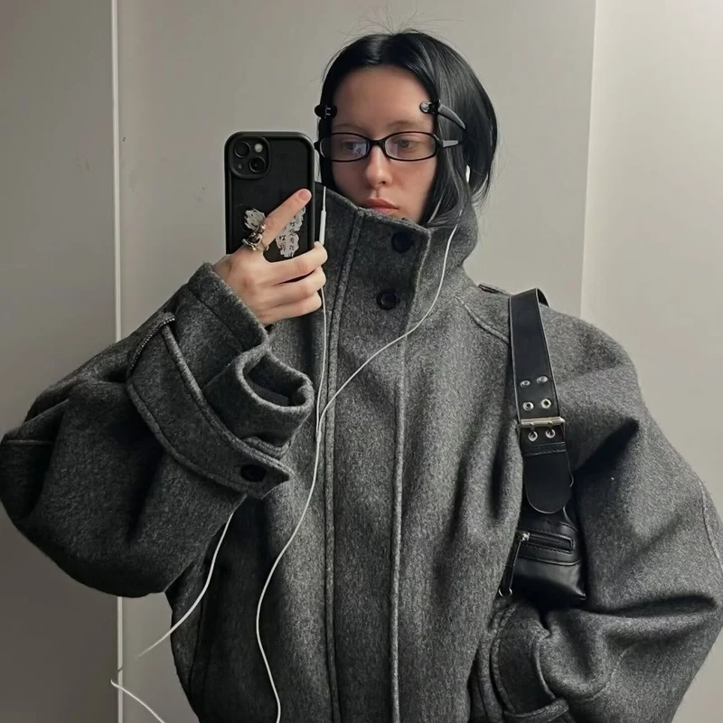 Damen Kurze Oversize Wolljacke mit Stehkragen und Schulterklappen Nord Taschen