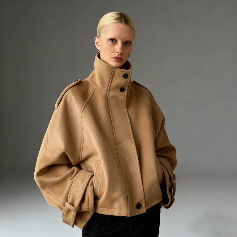 Damen Kurze Oversize Wolljacke mit Stehkragen und Schulterklappen Nord Taschen