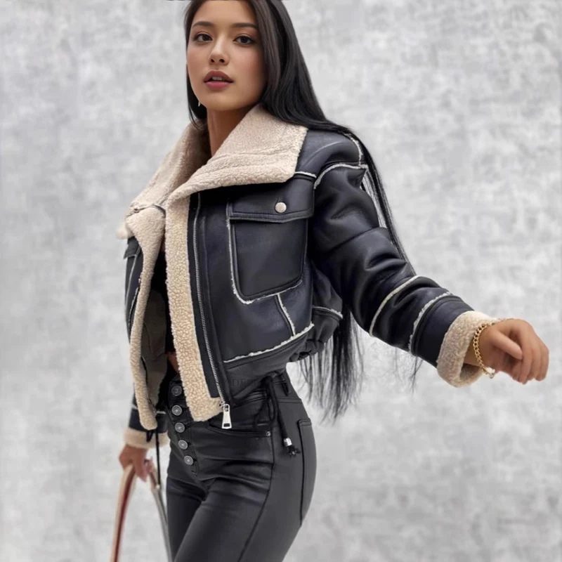 Damen Kurz geschnittene Bikerjacke mit Teddyfutter und Kontrastnähten Nord Taschen