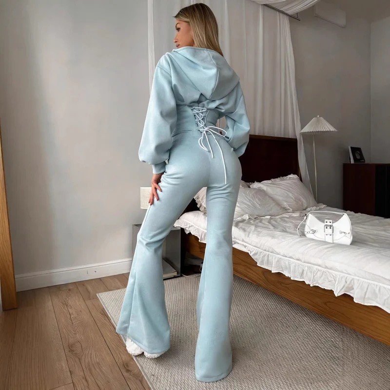 Damen sportliches Set aus cropped Kapuzenjacke und weiten Jogginghosen mit elastischem Bund Nord Taschen