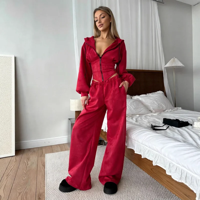 Damen sportliches Set aus cropped Kapuzenjacke und weiten Jogginghosen mit elastischem Bund Nord Taschen