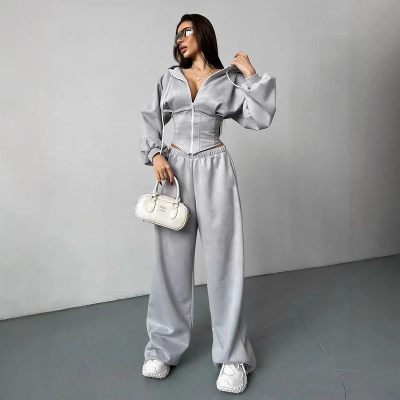 Damen sportliches Set aus cropped Kapuzenjacke und weiten Jogginghosen mit elastischem Bund Nord Taschen