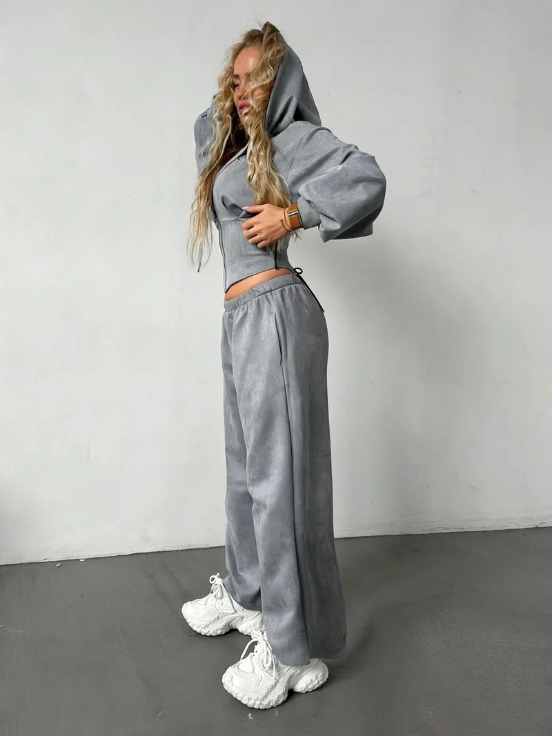 Damen sportliches Set aus cropped Kapuzenjacke und weiten Jogginghosen mit elastischem Bund Nord Taschen