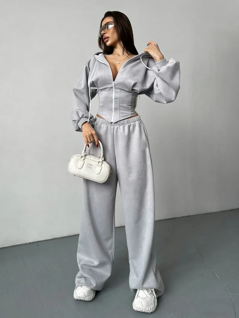 Damen sportliches Set aus cropped Kapuzenjacke und weiten Jogginghosen mit elastischem Bund Nord Taschen
