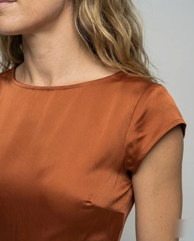 Damen seidig-fallendes Midikleid im Schrägschnitt mit Kappärmeln, taillierter Passform und seitlichem Beinschlitz