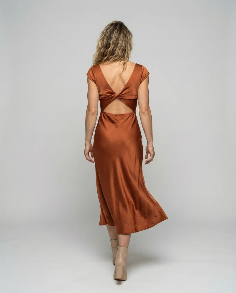 Damen seidig-fallendes Midikleid im Schrägschnitt mit Kappärmeln, taillierter Passform und seitlichem Beinschlitz