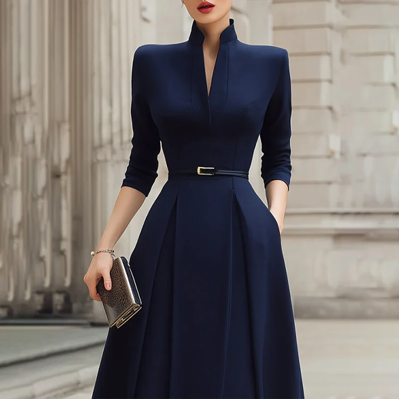 Damen Stilvolles Maxikleid mit tailliertem Schnitt Nord Taschen