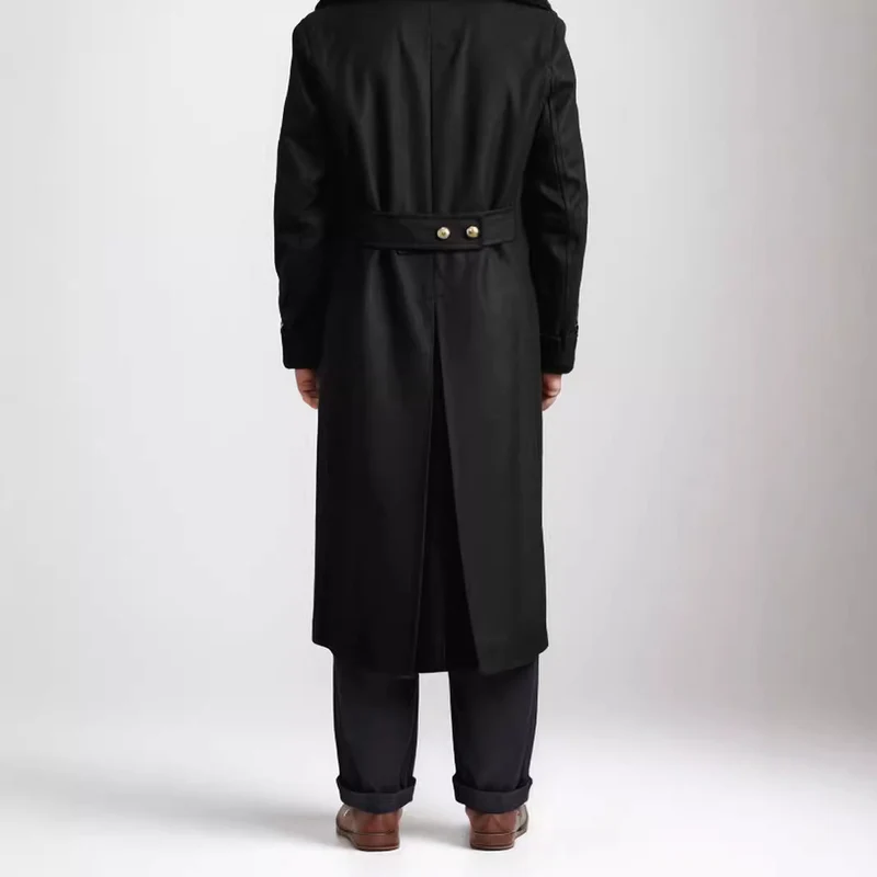 Herren Longline-Mantel im Military‑Look mit breitem Schalkragen und markanten Zierknöpfen Nord Taschen