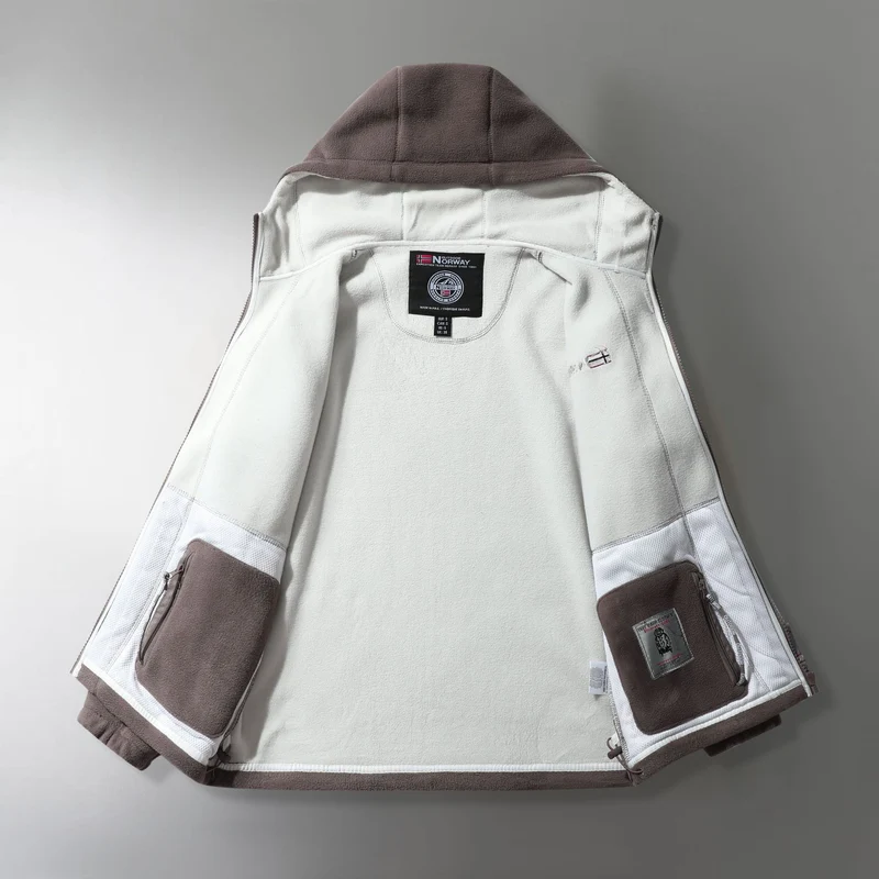 Herren Microfleece-Outdoorjacke mit Kapuze, windabweisender Struktur und Logo-Patch Nord Taschen