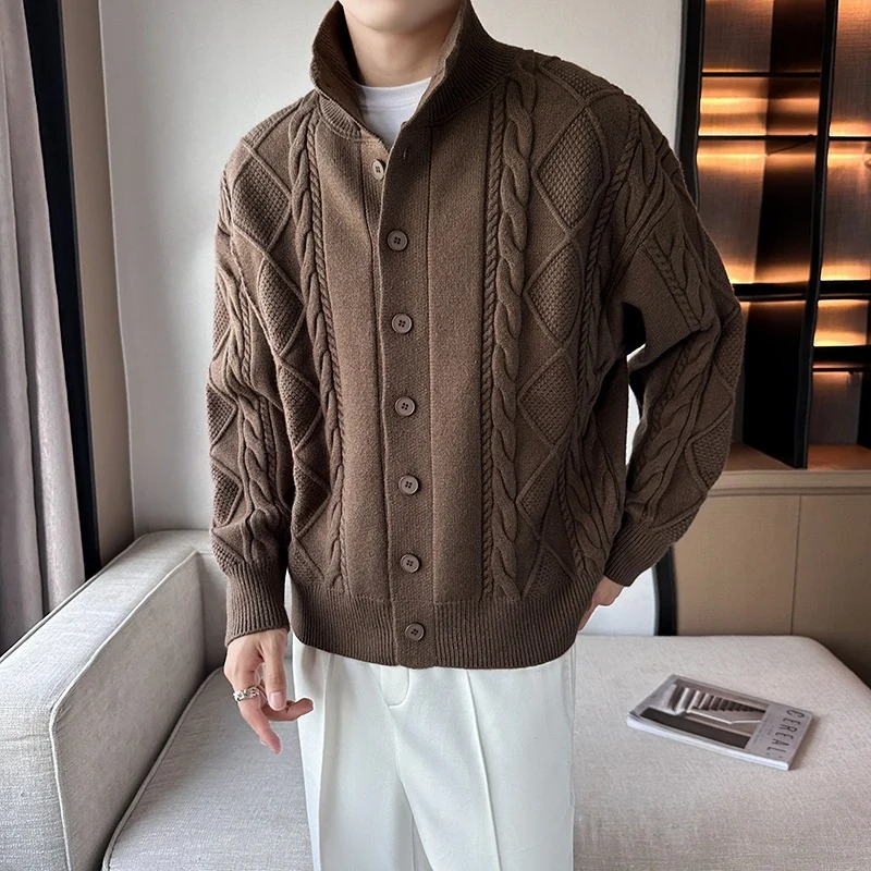 Herren Zopfmuster-Cardigan mit hohem Kragen, grober Strickoptik und durchgehender Knopfleiste Nord Taschen