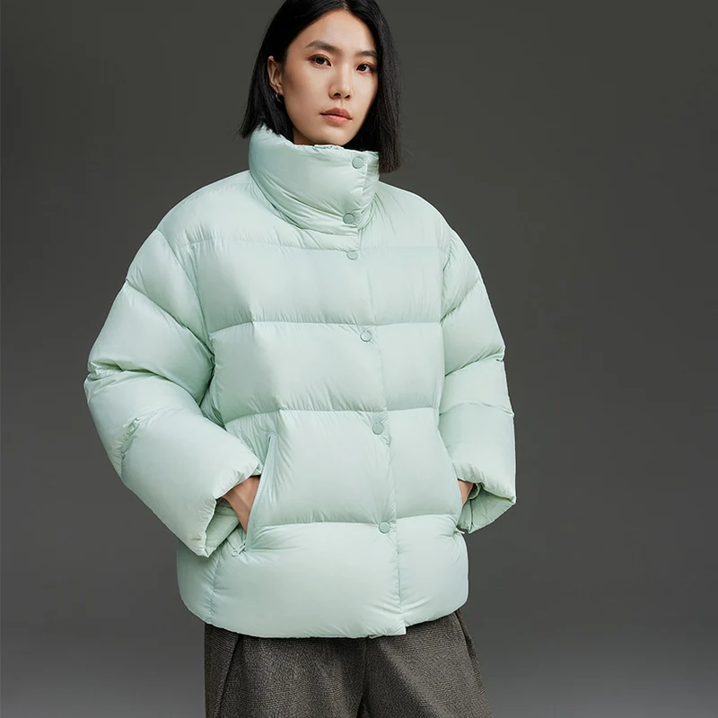 Damen Kurz geschnittene gesteppte Daunenjacke mit hohem Stehkragen, Boxy-Silhouette und Druckknöpfen Nord Taschen