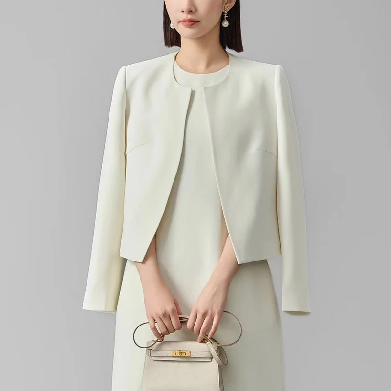 Damen Kragenloser Kurzblazer mit verdeckter Frontblende und leicht taillierter Silhouette Nord Taschen