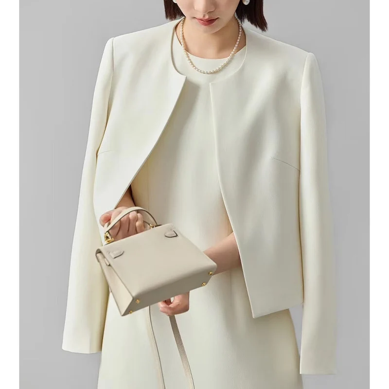 Damen Kragenloser Kurzblazer mit verdeckter Frontblende und leicht taillierter Silhouette Nord Taschen