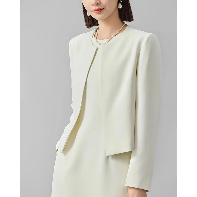 Damen Kragenloser Kurzblazer mit verdeckter Frontblende und leicht taillierter Silhouette Nord Taschen