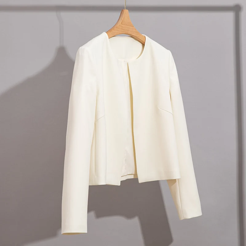 Damen Kragenloser Kurzblazer mit verdeckter Frontblende und leicht taillierter Silhouette Nord Taschen