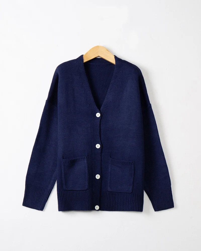 Damen Feiner Oversize-Strickcardigan mit V-Ausschnitt, Knopfleiste und aufgesetzten Eingrifftaschen Nord Taschen