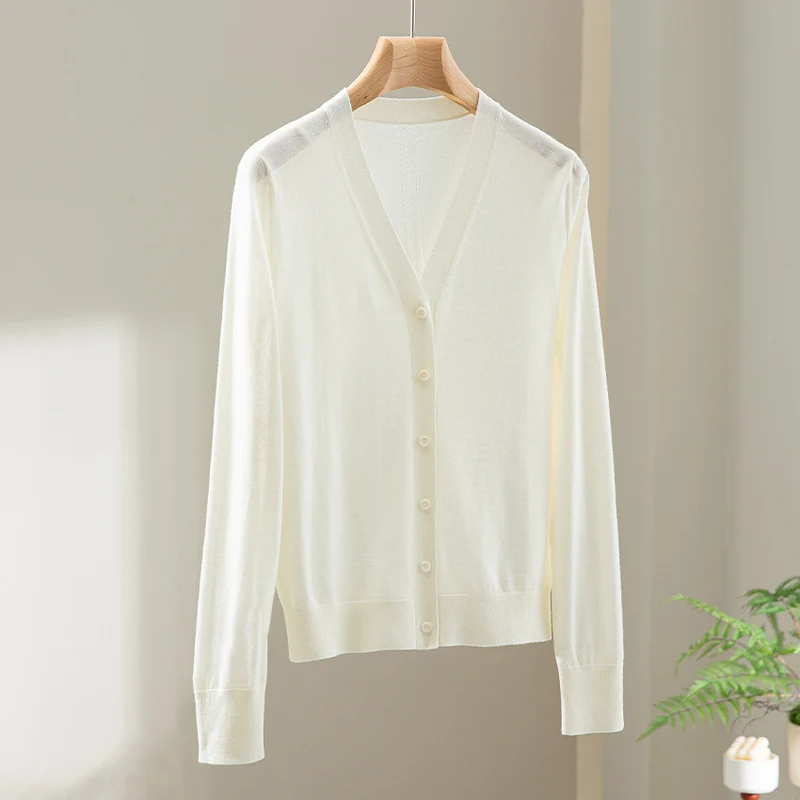 Damen Feinstrick-Cardigan mit V-Ausschnitt, Knopfleiste und Rippbündchen Nord Taschen