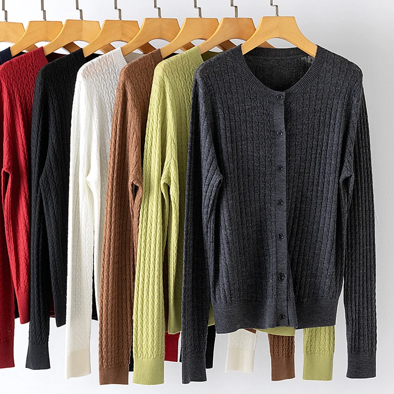 Damen Feiner Strick-Cardigan mit Zopfmuster, Rundhals und Knopfleiste Nord Taschen