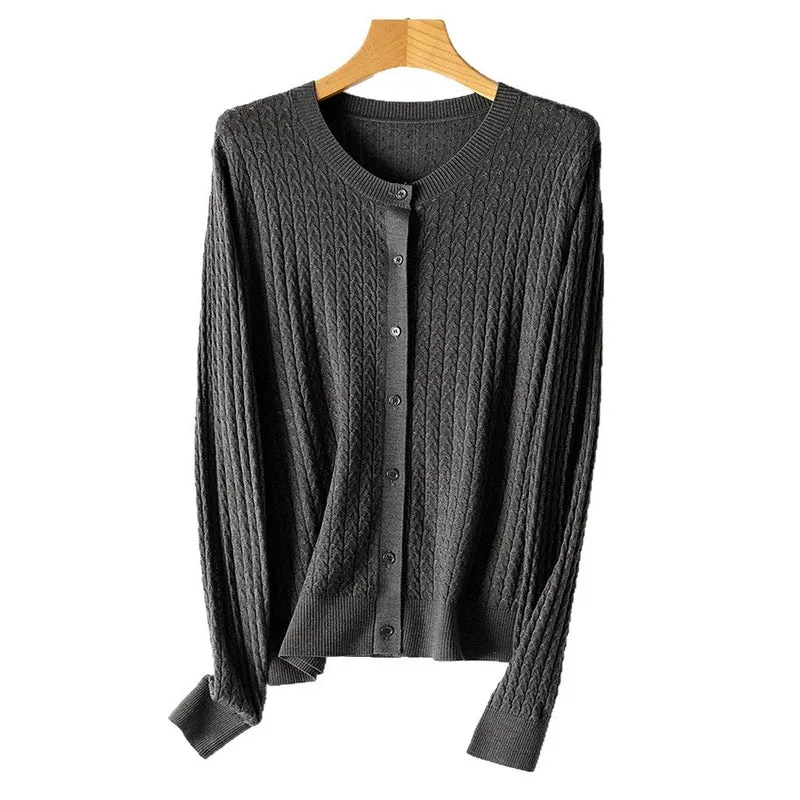 Damen Feiner Strick-Cardigan mit Zopfmuster, Rundhals und Knopfleiste Nord Taschen
